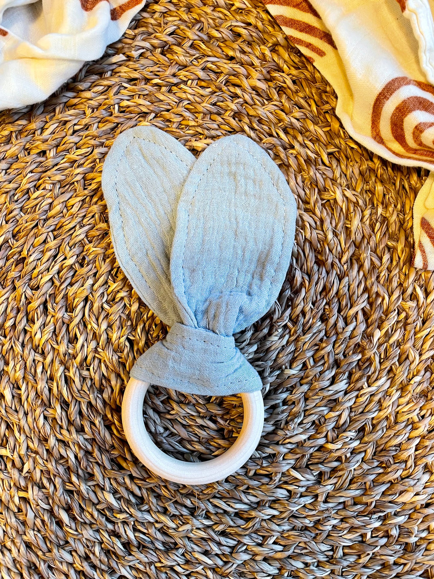 Personalisiert: Greifling aus Holz und Musselin